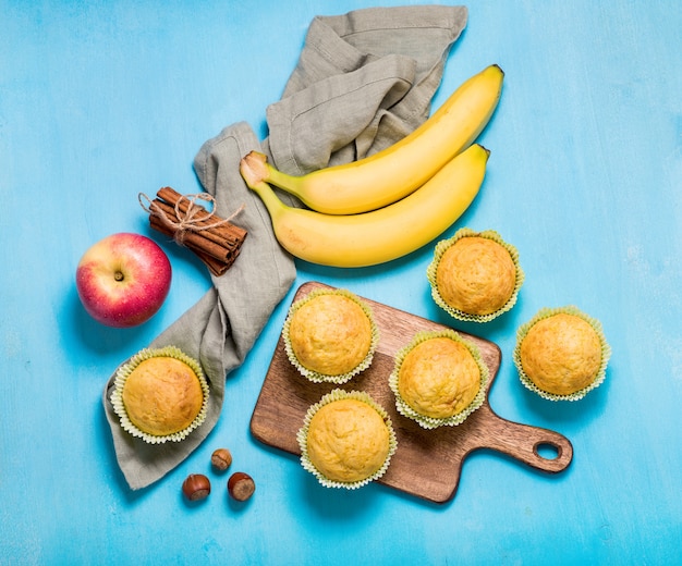 Foto muffin alla banana e mela fatti in casa, snack sani, torte vegane al forno