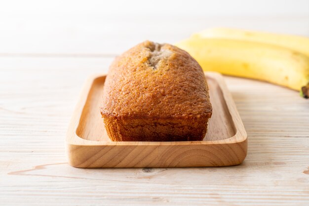 Pane alla banana fatto in casa o torta di banana affettata