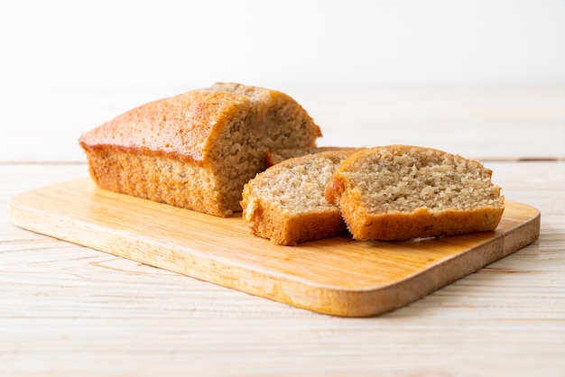 Pane alla banana fatto in casa o torta di banana affettata