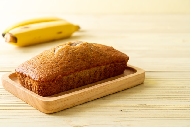 Pane alla banana fatto in casa o torta di banana affettata