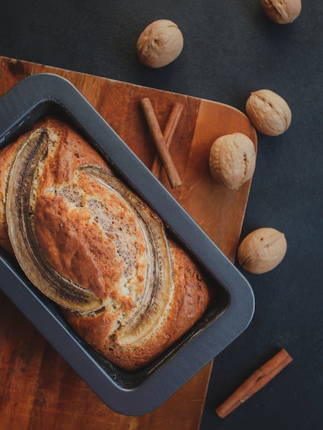 Foto pane alla banana fatto in casa con cannella e noci