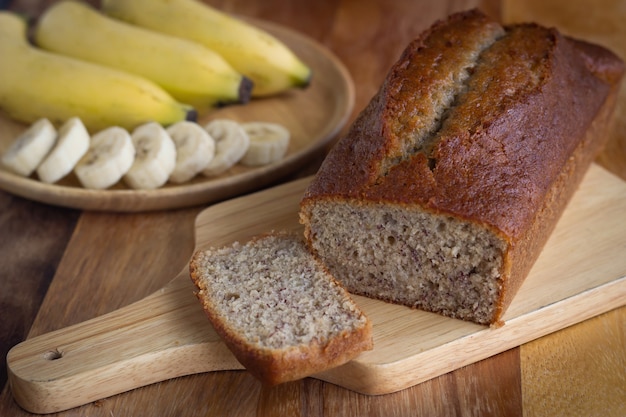 Torta alla banana fatta in casa. dessert sano. torta con fibre naturali. servito su piatto di legno.