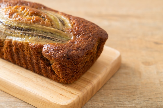 Torta di banana fatta in casa su tavola di legno