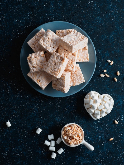 写真 homemade bars of marshmallow and crispy rice