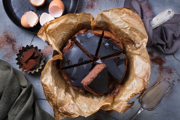 Photo homemade basque burnt cake, new york style chocolate cheesecake with cracked crust. trendy local food from san sebastian, spain. easy for home cooking