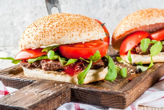 新鮮な野菜と自家製バーベキュー牛肉サンドイッチハンバーガー