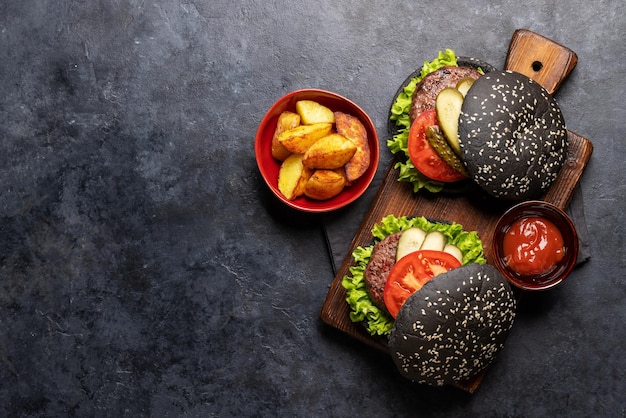 黒パンの自家製ビーフバーガー