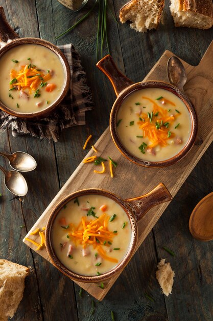 Photo homemade beer cheese soup with chives and bread