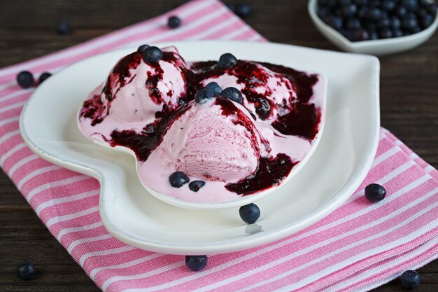 Photo homemade bilberry ice cream