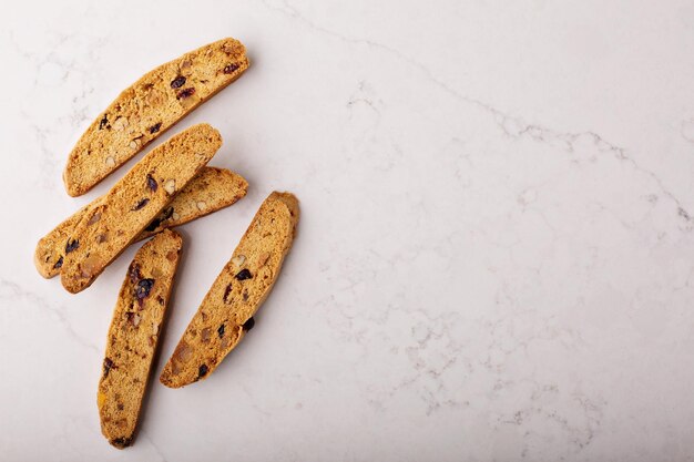 Photo homemade biscotti on a marble surface