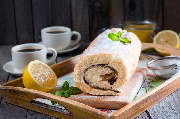 Photo homemade biscuit roll with cream and chocolate