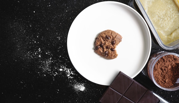 Photo homemade bitten cookie on white plate