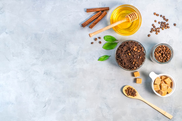 Foto scrub per il corpo fatto in casa con zucchero al caffè macinato e olio di cocco cosmetico fatto in casa per peeling vista dall'alto