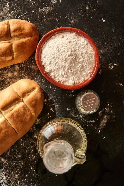 Photo homemade bread and a bowl with flour