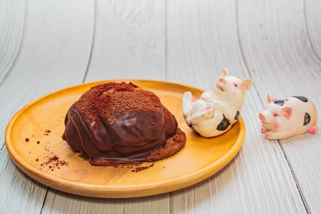 Pane fatto in casa decorato con cioccolato.