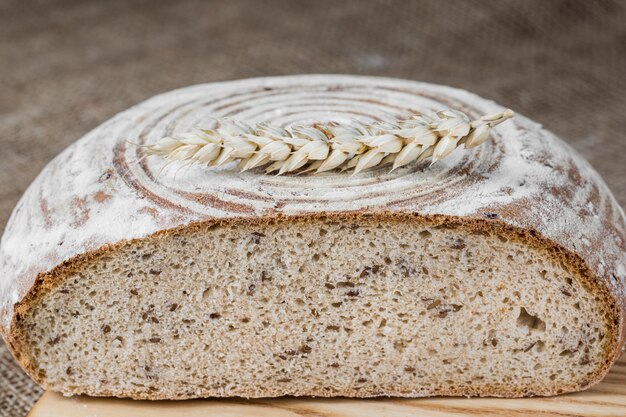 Pane fatto in casa su lievito di segale.