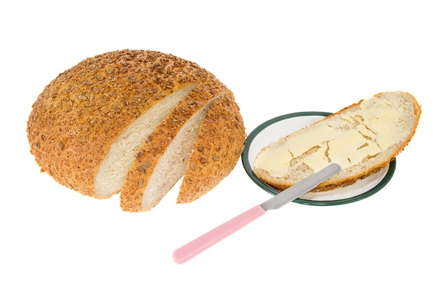 Домашний хлеб с маслом на тарелке
