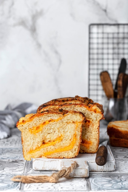 Pane fatto in casa con aglio e formaggio cheddar