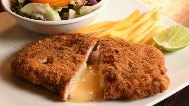 サラダと自家製パン粉ドイツWeiner Schnitzel