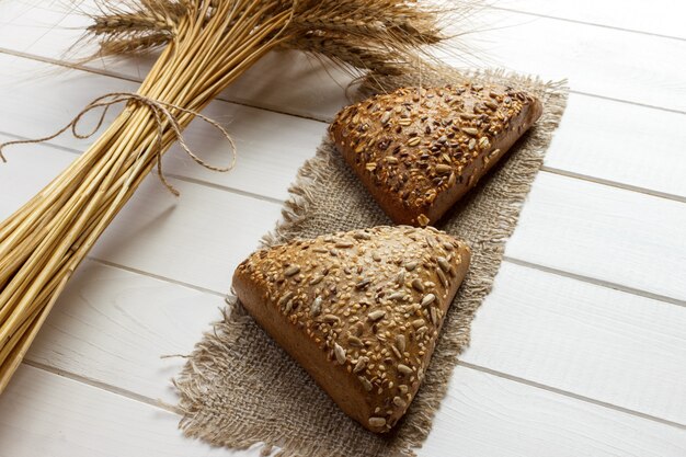 Pane o panino casalingo, vista superiore di concetto dell'alimento di prima colazione