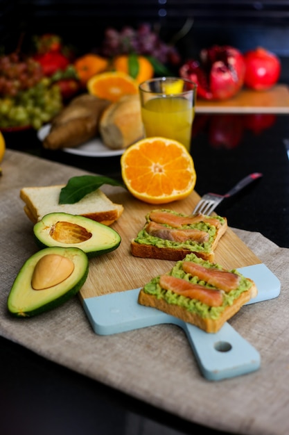 Foto colazione fatta in casa con pane e frutta di avocado