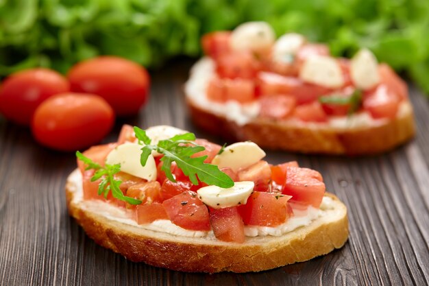 Foto bruschette fatte in casa con pomodoro e mozzarella