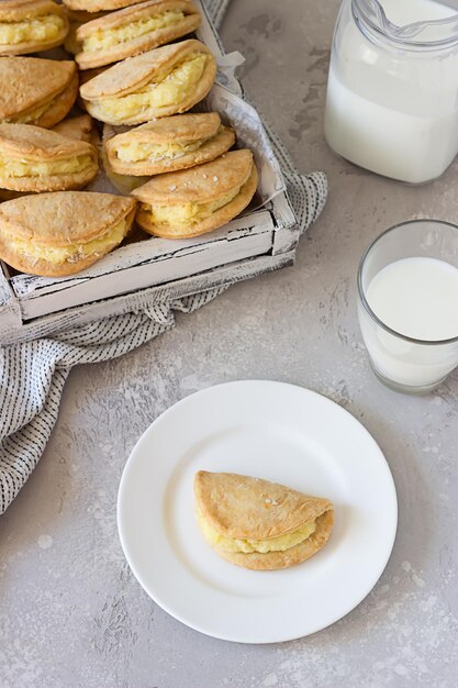 Homemade buns or pastries with cottage cheese on a wooden tray traditional russian pastry sochnik