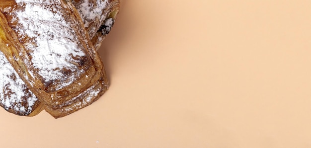 Panini fatti in casa con cioccolato e zucchero a velo