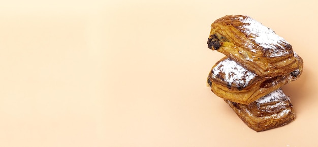 Panini fatti in casa con cioccolato e zucchero a velo