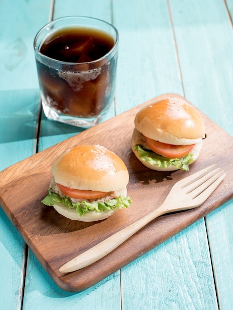 Photo homemade burger and cold drink cola on wooden background