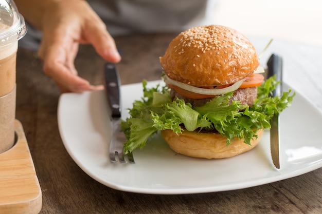 Homemade Burger op de houten tafel