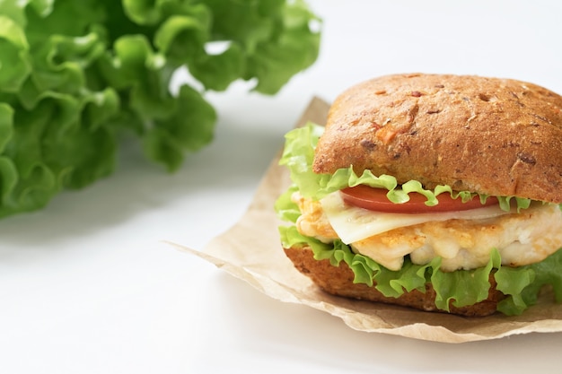 鶏肉、トマト、レタスを使った自家製ハンバーガー。健康食品のコンセプト。