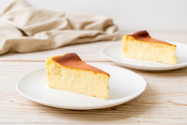 Torta di formaggio casalinga dell'ustione sulla zolla bianca