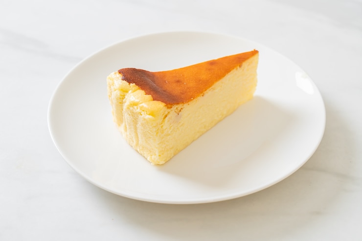 Photo 白い皿に自家製焼きチーズケーキ
