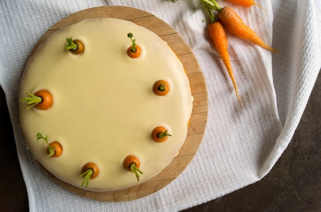 Домашний пирог. традиционный морковный пирог со сливками.