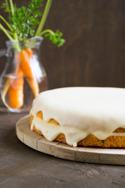 Foto torta fatta in casa. torta di carote tradizionale con crema.