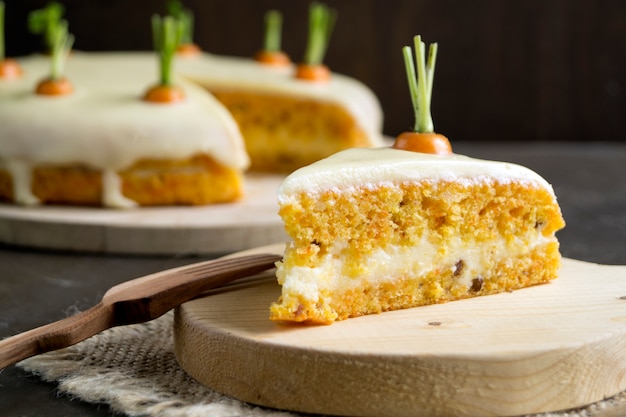 홈 메이드 케이크. 크림과 함께 전통적인 당근 케이크입니다.