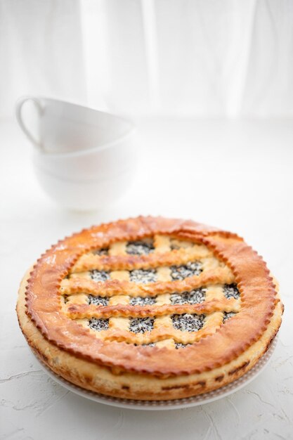 Foto torta fatta in casa con ricotta e semi di papavero su un tavolo bianco