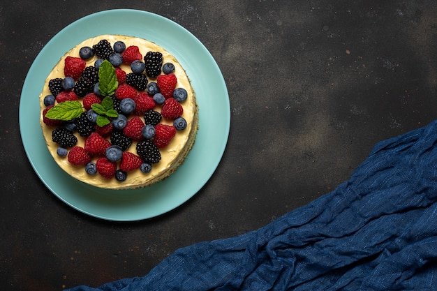 어두운 배경에 신선한 딸기를 넣은 홈메이드 케이크.