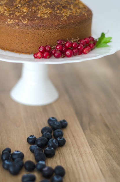 Foto torta fatta in casa con bacche rosse.