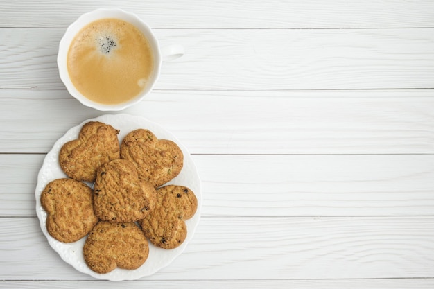 白い磁器のカップで朝食とコーヒーのための自家製ケーキ