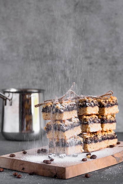 아침 식사로 홈메이드 케이크 가루 설탕을 뿌린 커피 비스킷 디저트로 가루 설탕 드랍