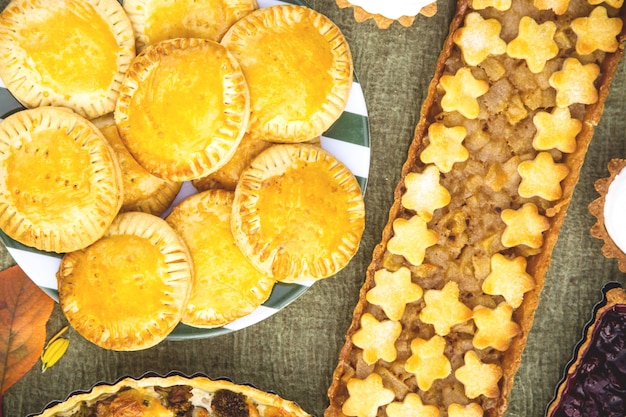 Torte fatte in casa per una riunione di famiglia sul tavolo rustico servito.