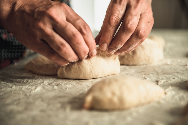 Torte fatte in casa nelle mani di una donna