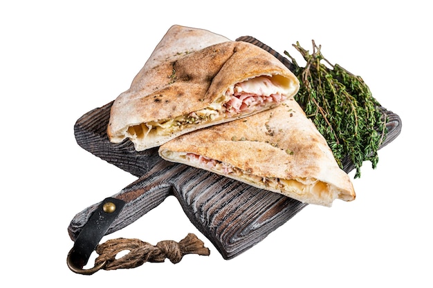 Фото Домашняя пицца calzone с ветчиной и сыром на деревянной доске, изолированная на белом фоне.