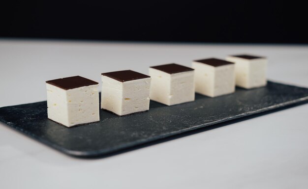 Foto un latte d'uccello di caramelle fatte in casa con cioccolato