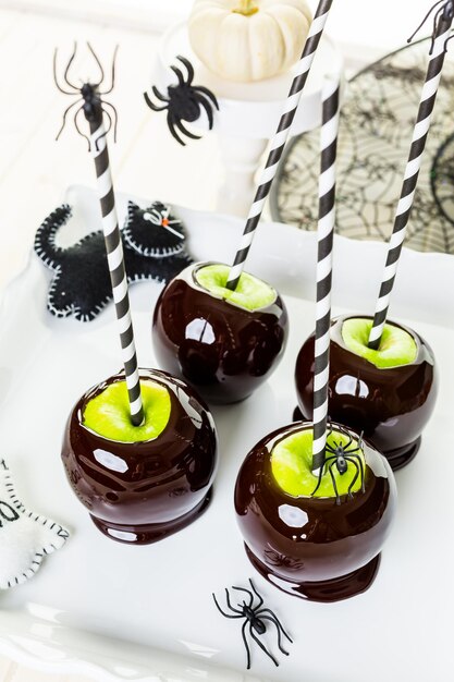 Foto mele caramellate fatte in casa per la festa di halloween sul tavolo.