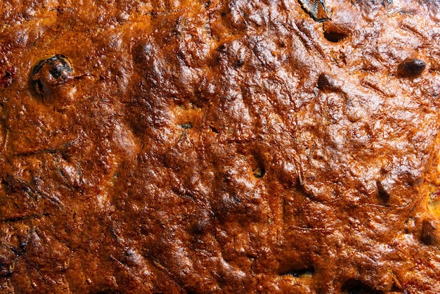 Torta di carote fatta in casa sulla tavola di legno bianca