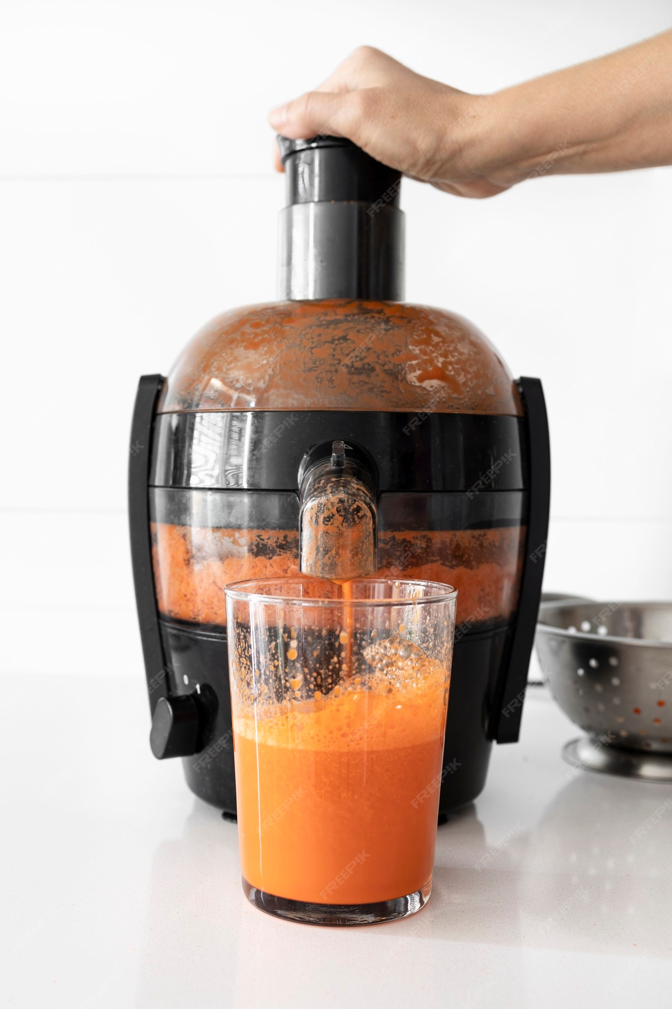 https://img.freepik.com/premium-photo/homemade-carrot-juice-made-with-blender_374109-359.jpg?w=2000