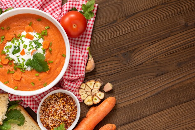 Zuppa di carote fatta in casa a base di ingredienti naturali.